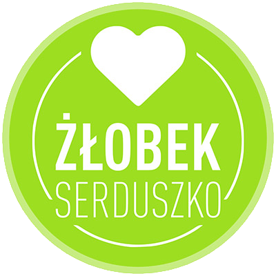 Logo Żłobka Serduszko. Zielony okrąg z białym sercem u góry. Pod sercem znajduje się napis ‘ŻŁOBEK SERDUSZKO’ w białych literach, gdzie słowo ‘ŻŁOBEK’ jest większe i pogrubione, a ‘SERDUSZKO’ mniejsze i niepogrubione. Całość otoczona cienkim białym okręgiem.